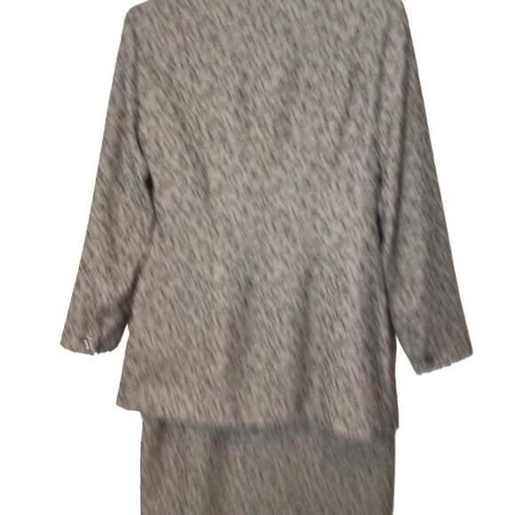 Halston Long Full button Jacket and Skirt Suit Women's Size 6 - Picture 4 of 14